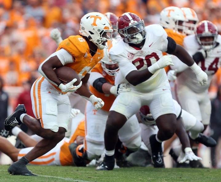 Deadspin | Alabama LB Jah-Marien Latham hospitalized with neck injury