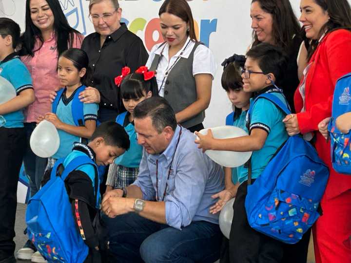 Inaugura Marco Bonilla domo y entrega Mi Bolsa Escolar en primaria Tarahumara