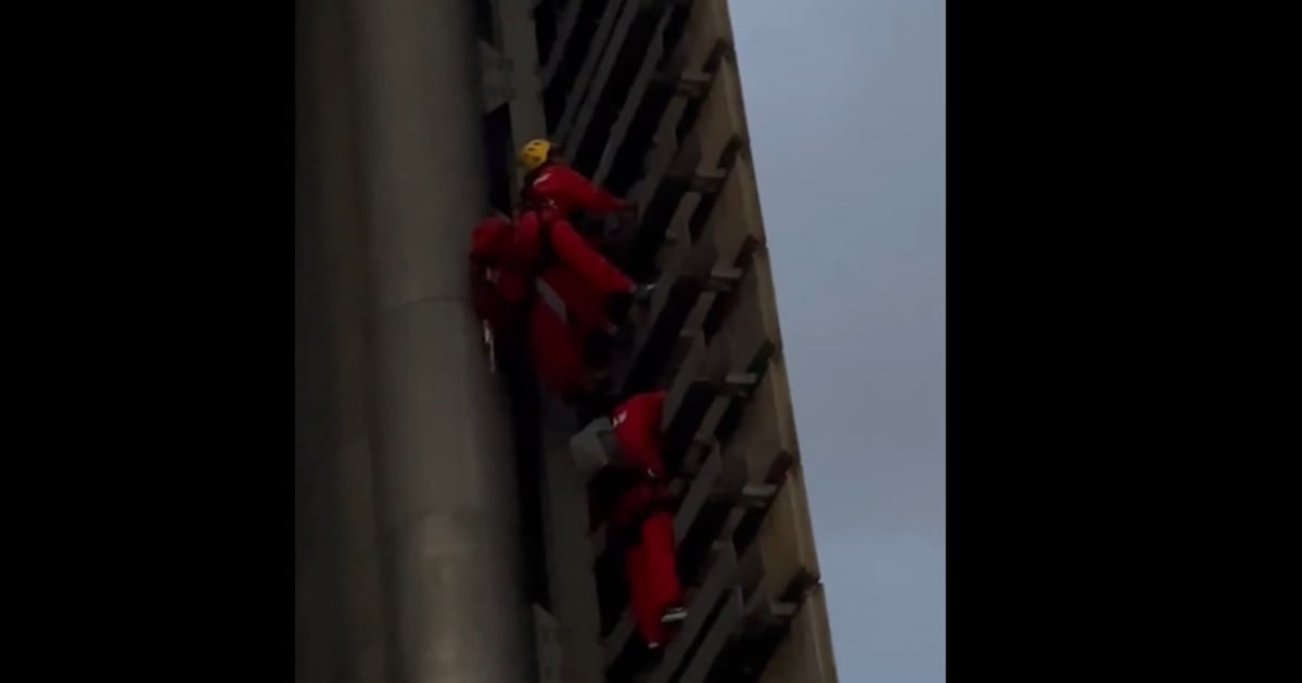 Activistas de Greenpeace escalan la Estela de Luz en CDMX