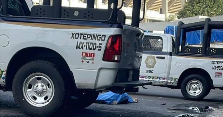 Investigan muerte de hombre que cayó de un puente peatonal en el Estadio Azteca