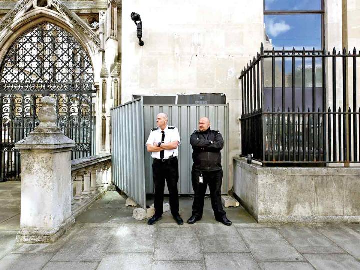 Ocultan nuevo mural de Banksy en la fachada de los Reales tribunales de justicia