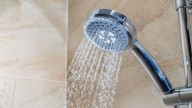 Con pocos ingredientes y en tiempo récord: el truco de la abuela para combatir el sarro y la mugre en el cabezal de la ducha