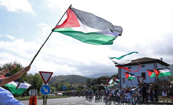 Los ciclistas amenazan con abandonar la Vuelta si más protestas interrumpen la carrera