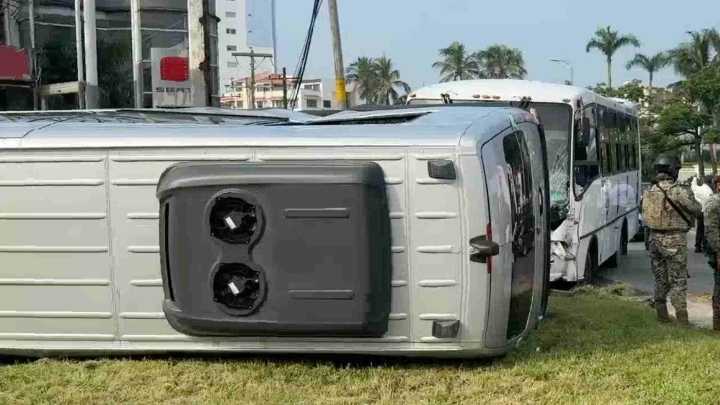 Camioneta Turística Vuelca al Chocar Con un Camión Urbano en Boca del Río; Hubo Cinco Lesionados