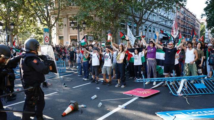 Las protestas propalestinas en La Vuelta alentadas por Pedro Sánchez recrudecen el enfrentamiento político