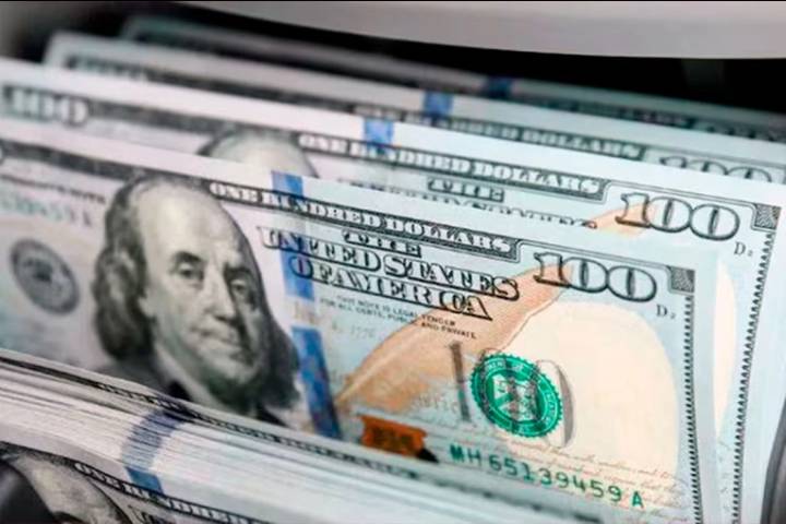 El dólar oficial bajó 85 pesos y cerró a $1.430 en el inicio de la semana