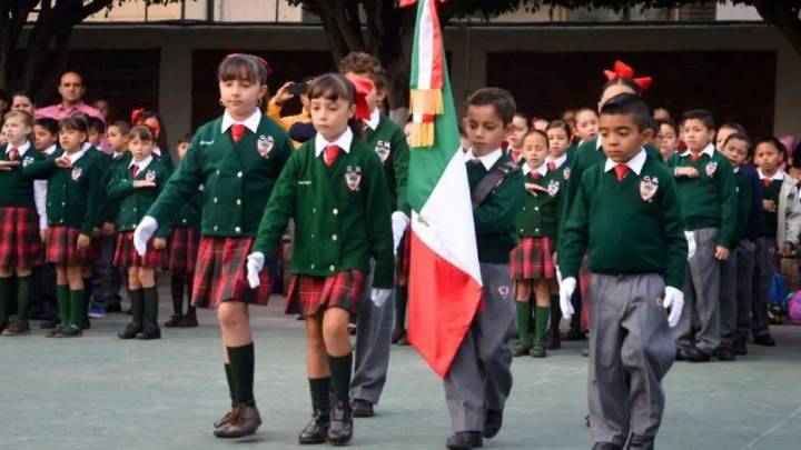 ¿Y por qué no en viernes o martes? La razón por la que los honores a la Bandera en México siempre son en lunes