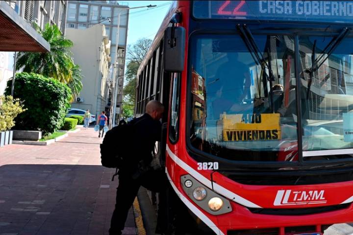 Colectivos: confirman que "seguirá el paro" en Paraná porque los choferes no cobraron