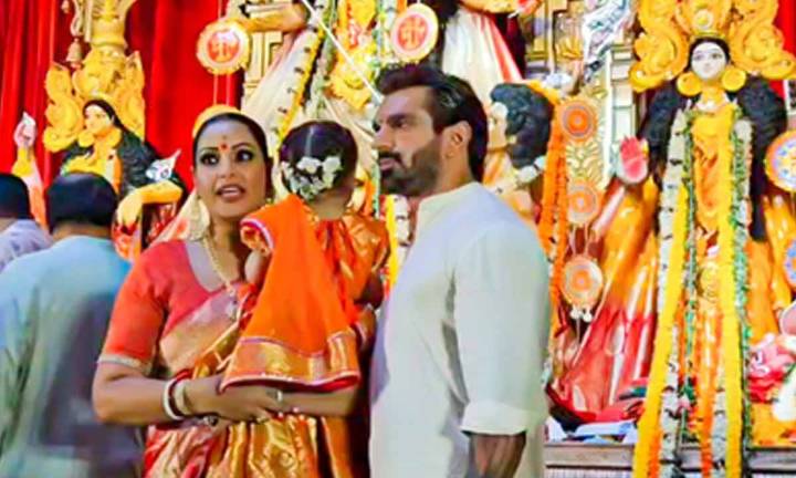 Bipasha Basu tells photographers ‘aram se’ as daughter Devi gets frightened at Durga Puja Pandal