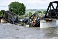 Federal government to markedly increase number of inspectors trained to spot rail bridge concerns