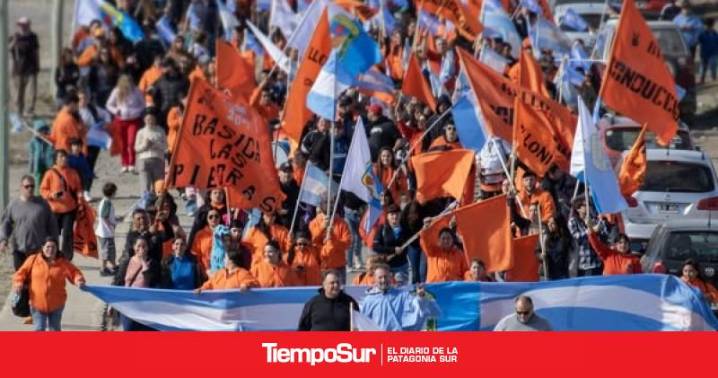 El Calafate Caminata en apoyo a Molina junto a Javier Belloni