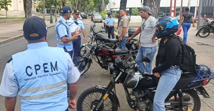 PoliMonagas impulsa la campaña «Si enciendes tu moto, no apagues tu vida»