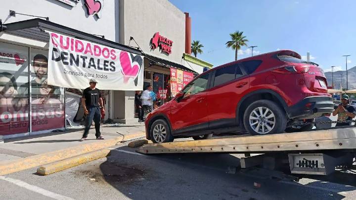 Conductora distraída se equivoca de pedal y estrella su carro contra consultorio dental
