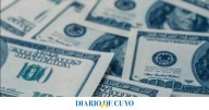 El dólar oficial bajó $45 y cerró a $1385, mientras que el dólar blue se hundió casi $70