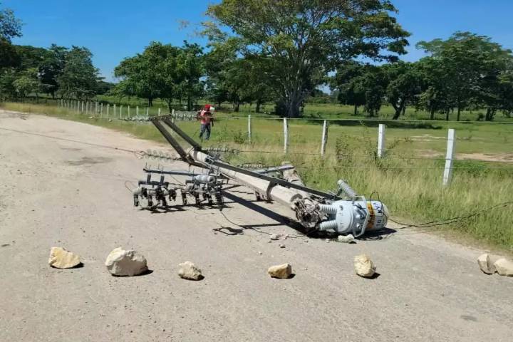 Tres comunidades de Palizada siguen sin luz por caída de poste de alta tensión