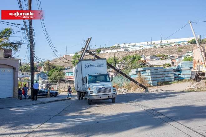 Camión derriba poste y deja sin luz a colonia El Tecolote