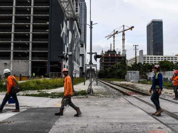 Rige un aumento del salario mínimo desde el 30 de septiembre: cuánto será y a qué trabajadores beneficia en Florida