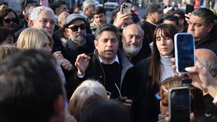 kicillof cerró la campaña bonaerense con una caminata en La Plata