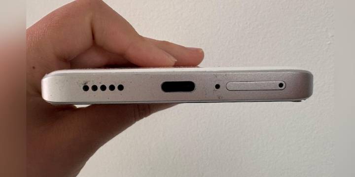 Qué son y para qué sirven los orificios del celular que están junto a la entrada del cargador