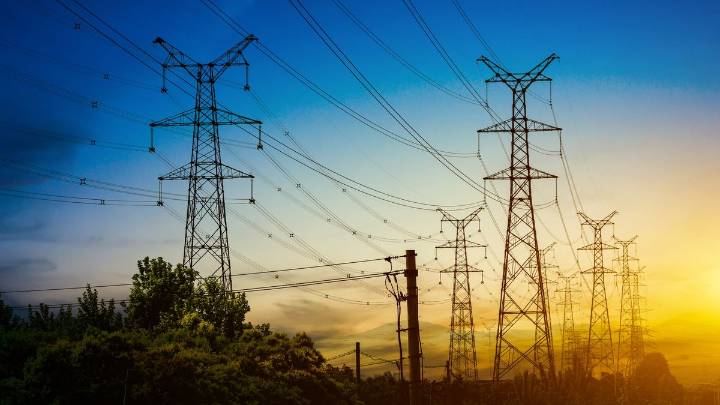 El Gobierno sumaría un cargo extra en las tarifas para financiar obras eléctricas