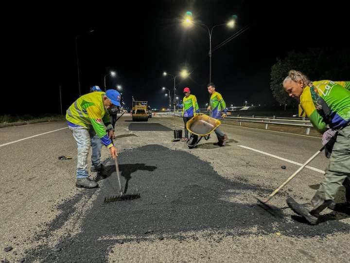 Ejecutan plan de bacheo en la autopista Simón Bolívar cerca del Peaje Guayana