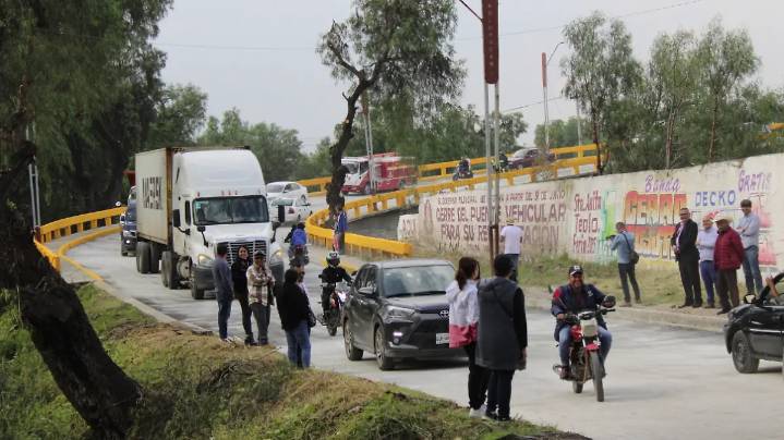 Aparecen baches en el recién inaugurado puente vehicular ‘Soriana’ en Teoloyucan