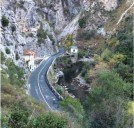 Fallece un motorista de 62 años tras chocar con un camión en el Desfiladero de La Hermida