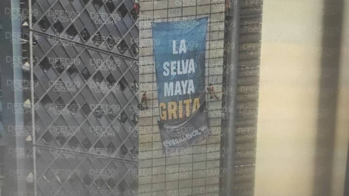 Activistas de Greenpeace escalan la Estela de Luz contra la deforestación de la selva maya