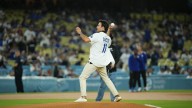 'Checo' Pérez cambia la F1 por el beisbol: lanzó la primera bola en el Dodger Stadium