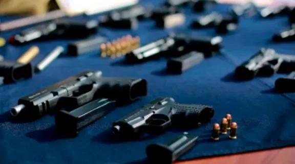 Florida elimina impuestos para comprar armas y busca habilitar la portación pública