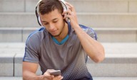 ¿Usas audífonos todos los días? Estos errores podrían dejarte sordo, según un especialista