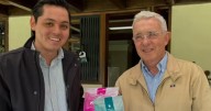 Alcalde de Samaná (Caldas) visitó al expresidente Álvaro Uribe y le obsequió café caldense