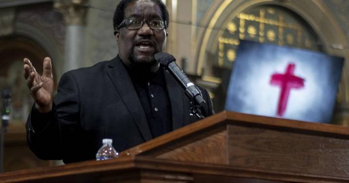 Chicago churches urge calm resistance ahead of expected federal intervention