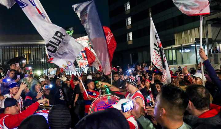 Del amor al odio: Afición de Chivas revienta a los jugadores en la serenata previa al Clásico Nacional