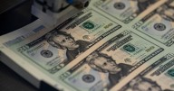 Los bancos centrales se alejan del dólar y apuestan por el oro, según Deutsche Bank