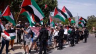 Un grupo de manifestantes pro Palestina intenta parar la etapa de La Vuelta a 18 kilómetros de meta
