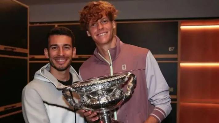 Fisioterapeuta despedido por Sinner tras el doping rompe el silencio y revela noble gesto de Carlos Alcaraz Volvió a trabajar en el circuito.