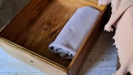 No tires la cajonera rota o vieja que tenés en casa: creá esto tan lindo para organizar las cosas en tu cocina y tener más espacio