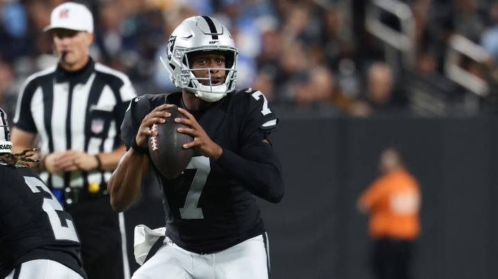 Fans ruthlessly clown Raiders’ Geno Smith amid brutal half vs. Chargers