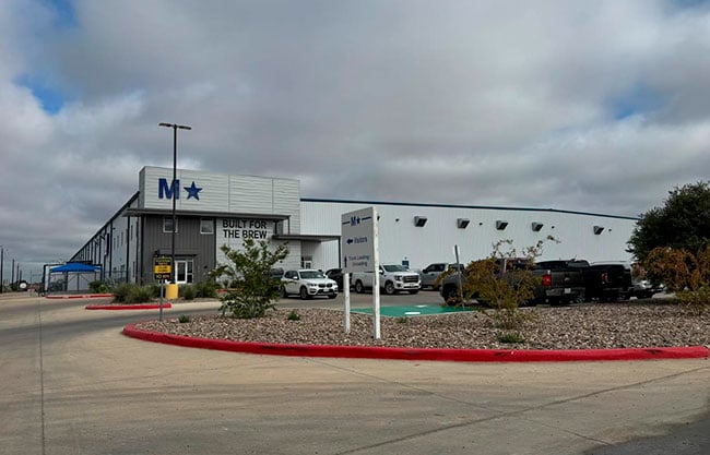 Maquinaria cae encima de trabajador de MicroStar; lo transportan grave