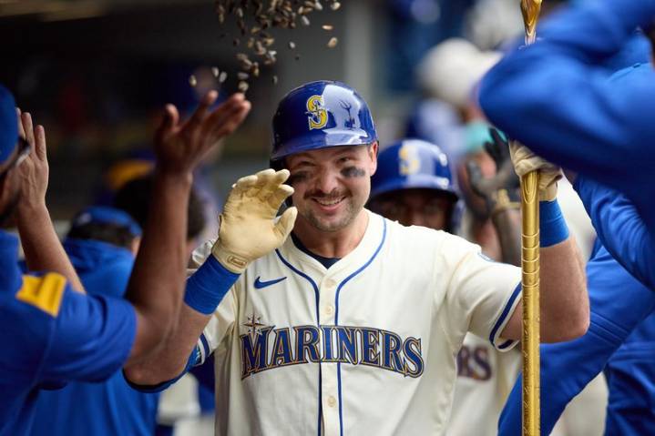 Cal Raleigh hits 55th HR to break Mickey Mantle switch