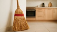 Dónde guardar la escoba para alejar las malas energías, según el Feng Shui