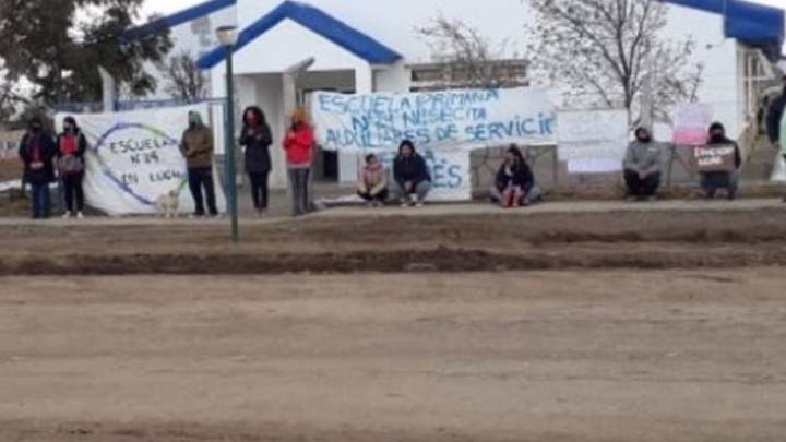 La comunidad de la escuela primaria 24 de Tricao Malal reclamaron por falta de auxiliares