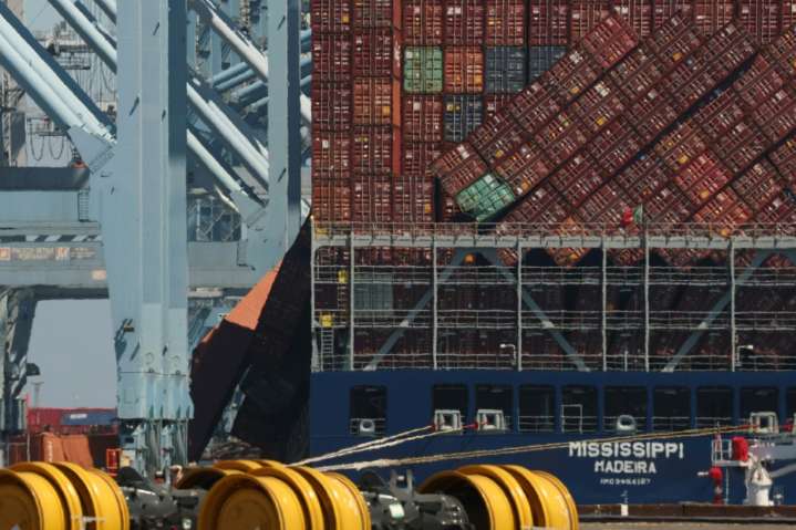 Decenas de contenedores caen al mar en California