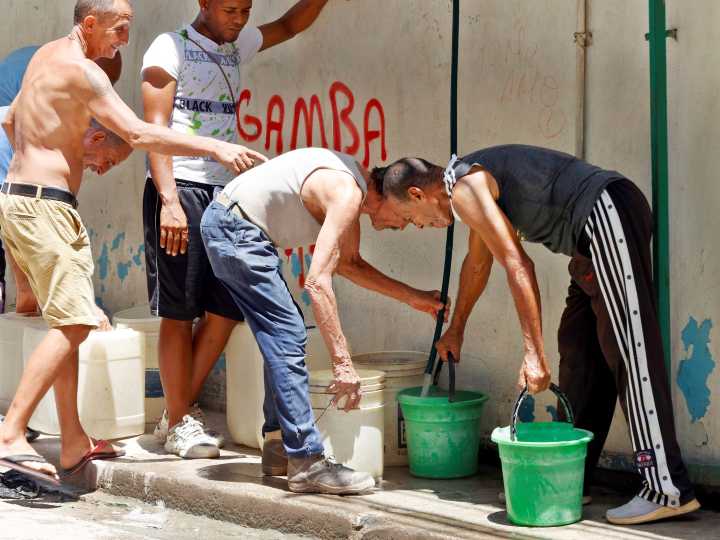 Desesperanza entre apagones, basura y falta de agua en Cuba: el día a día en el centro de La Habana