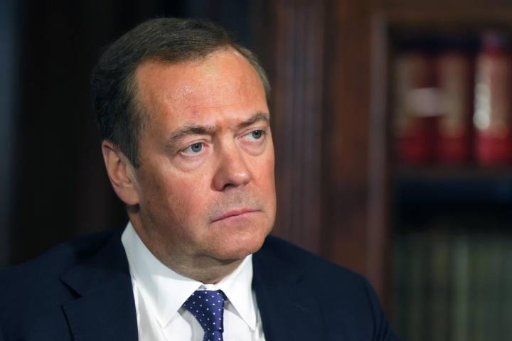 Putin condecora a expresidente ruso Medvédev que irrita a Trump desde las redes sociales