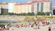 El pleno aprueba la primera ordenanza de playas de A Coruña, con la promesa de convertir en áreas caninas As Amorosas y las calas de San Roque