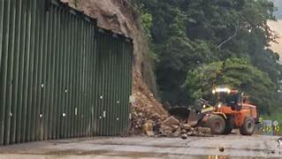La vía al Llano sigue cerrada por derrumbe y falta de recursos para su reapertura