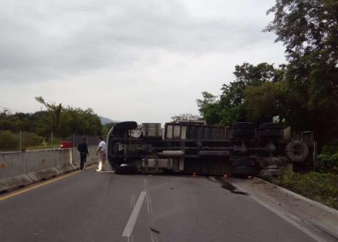 Volcó camión con mercancía
