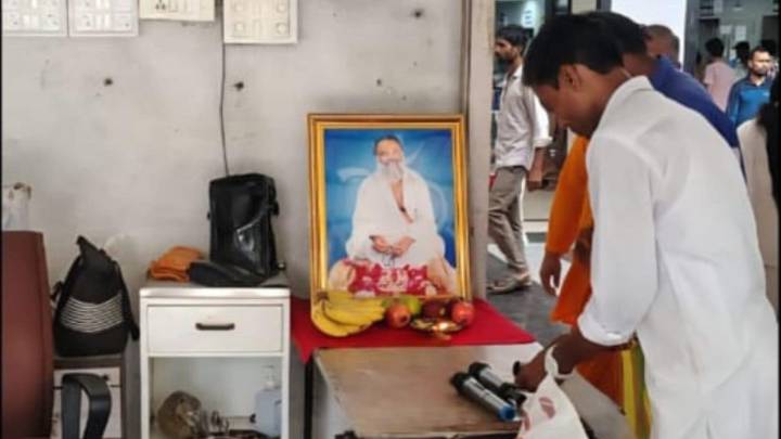 Surat: Row erupts after hospital staff among others ‘offer prayers’ to Asaram’s photo